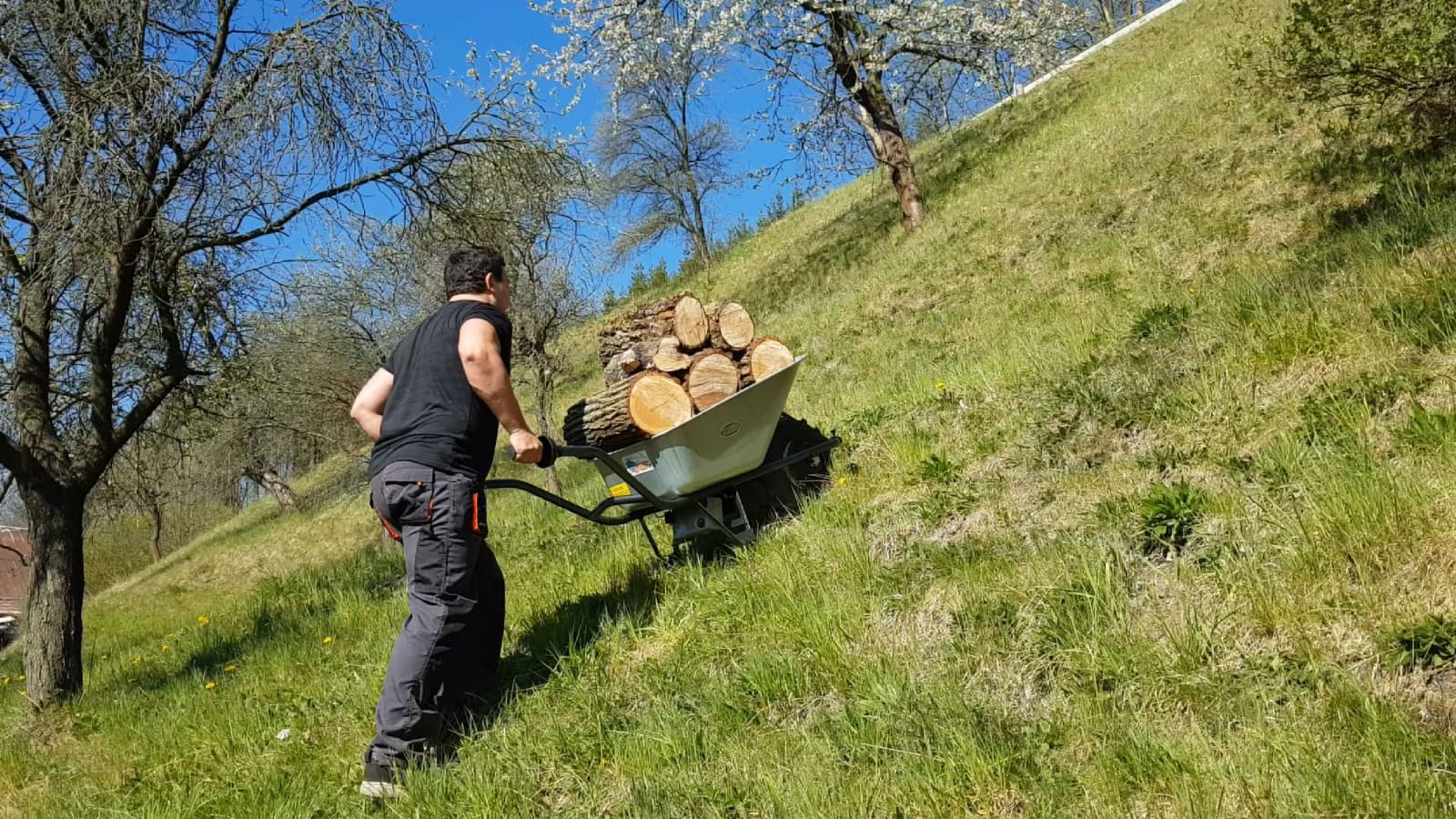 Motúčko EXTRA KLASIK - elektrické kolečko Pneumatika 10 cm Standardní rám Pozinkovaná korba 100 l 1 x AGM 12 V / 22 Ah - náhled 2